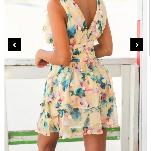 SOLD OUT ON LINE!! 🦋🆕️🆕️YELLOW V-NECK FLORAL SHORT DRESS!!🦋 - Picture 2 of 8